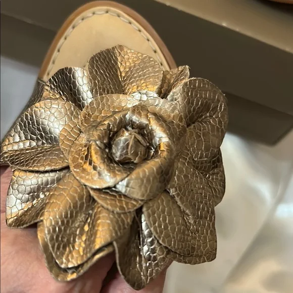 GOLD FLORAL SLIDES ! - Picture 10 of 13